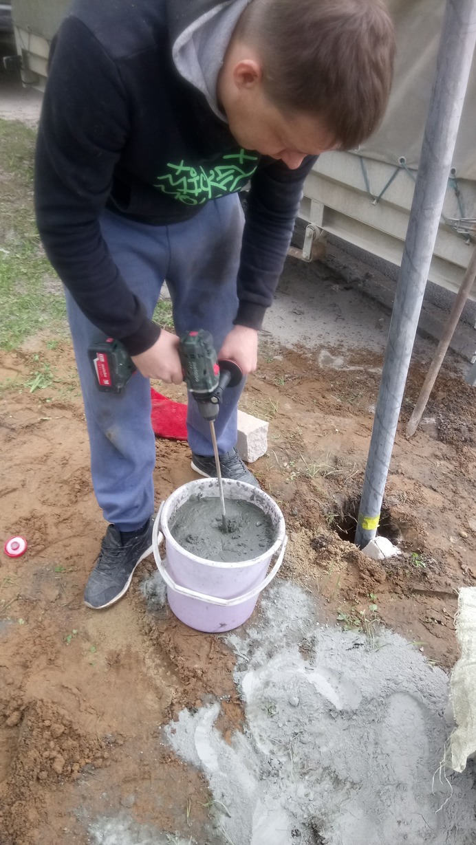 Выполним работы по бетонированию отверстий в почве